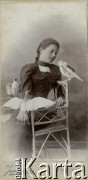 1900, Przemyśl, Galicja, Austro-Węgry.
Portret młodej kobiety, koleżanki Stefanii Mitisówny. Podpis na odwrocie: 