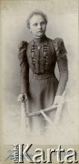 24.08.1900, Przemyśl, Galicja, Austro-Węgry.
Młoda kobieta w czarnej sukience, koleżanka Stefanii Mitisówny. Podpis na odwrocie: 