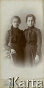 Ok. 1900, Przemyśl, Galicja, Austro-Wegry.
Portret dwóch kobiet, w czarnych sukniach.
Fot. Jurkiewicz, zbiory Ośrodka KARTA, przekazała Teresa Wojciechowska.