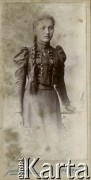 Ok. 1900, Przemyśl, Galicja, Austro-Węgry.
Portret młodej kobiety z warkoczem, koleżanki Eugenii i Stefanii Mitisówien. Podpis na odwrocie: 