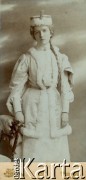 12.05.1905, Przemyśl, Galicja, Austro-Węgry.
Portret kobiety z warkoczem, uczennicy Cesarsko-Królewskiego Seminarium Nauczycielskiego Żeńskiego w Przemyślu. Podpis na odwrocie: 