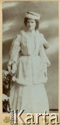24.02.1905, Przemyśl, Galicja, Austro-Węgry.
Portret kobiety, prawdopodobnie uczennicy Cesarsko-Królewskiego Seminarium Nauczycielskiego Żeńskiego w Przemyślu. Oryginalny podpis: 