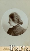 Ok. 1900, Przemyśl, Galicja, Austro-Węgry.
Profil kobiety z upiętymi włosami, podpis na odwrocie: 