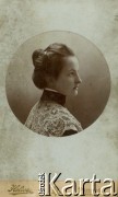 12.06.1904, Przemyśl, Galicja, Austro-Węgry.
Portret kobiety w koronkowej sukni. Podpis na odwrocie: 