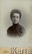 Ok. 1900, Przemyśl, Galicja, Austro-Węgry.
Portret kobiety w ciemnym stroju, koleżanki Stefanii Mitisówny. Podpis na odwrocie: 