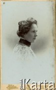 Ok. 1900, Przemyśl, Galicja, Austro-Węgry.
Portret kobiety w koronkowej sukni, koleżanki Stefanii Mitisówny. Podpis na odwrocie: 