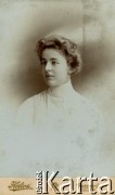4.05.1905, Przemyśl, Galicja, Austro-Węgry.
Portret młodej kobiety, koleżanki Stefanii Mitisówny. Podpis na odwrocie: 