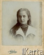 23.02.1902, Przemyśl, Galicja, Austro-Węgry.
Portret dziewczyny w rozpuszczonych włosach, koleżanki Eugenii Mitisówny. Podpis na odwrocie: 