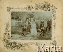 Sierpień 1904, Galicja, Austro-Węgry.
Grupa osób w ogrodzie.
Fot. NN, zbiory Ośrodka KARTA, przekazała Teresa Wojciechowska