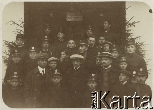 Sierpień 1913, Oporzec, Galicja, Austro-Węgry,
Chłopcy ze Stryja wraz z opiekunami podczas pobytu w Oporcu.
Fot. NN, zbiory Ośrodka KARTA, przekazała Teresa Wojciechowska