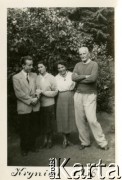 1956, Krynica, Polska.
Z lewej stoją Eugenia z d. Mitis i Kazimierz Brończykowie.
Fot. NN, zbiory Ośrodka KARTA, przekazała Teresa Wojciechowska.