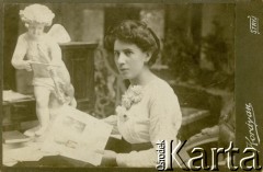 1910, Stryj, Galicja, Austro-Węgry.
Eugenia Mitisówna, późniejsza żona Kazimierza Brończyka.
Fot. O. Welker, Zakład Fotograficzny 