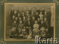 Przed 1914, Galicja (?), Austro-Węgry.
Fotografia pamiątkowa uczniów szkoły męskiej wraz z nauczycielem.
Fot. NN, zbiory Ośrodka KARTA, przekazała Teresa Wojciechowska