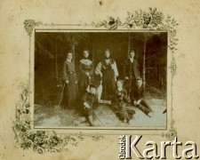Sierpień 1904, Galicja, Austro-Węgry.
Grupa osób na tle lasu.
Fot. NN, zbiory Ośrodka KARTA, przekazała Teresa Wojciechowska