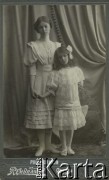 Ok. 1907, Odessa, Rosja.
Alina i Zofia (Zulka) Laskowicz.
Fot. NN, Atelier Rembrandt, zbiory Ośrodka KARTA, przekazała Anna Kruczkowska