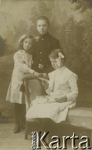 Ok. 1907, brak miejsca.
Od lewej: Zofia Laskowicz (Zulka), Władysław Koreywo, Maria Koreywo.
Fot. NN, zbiory Ośrodka KARTA, przekazała Anna Kruczkowska