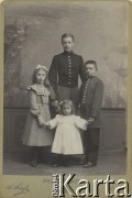 Ok. 1897, Wilno, Rosja.
Władysław (najwyższy) Alina (z lewej), Witold (Toluś) i Zofia (Zulka) Laskowicz. 
Fot. Aleksander Strauss, zbiory Ośrodka KARTA, przekazała Anna Kruczkowska