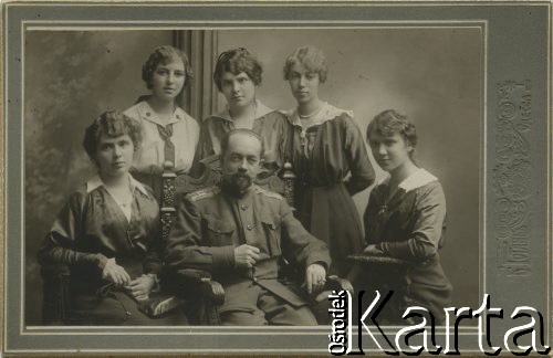 Przed 1918, Odessa, Rosja.
Stoją od lewej: Zofia Laskowicz, Celina Koreywo, Alina Laskowicz. Siedzą od lewej: Anna (Nenia) Koreywo, Karol Tupalski (płk Huzarów Carskich), Maria Muraszkowa z domu Koreywo.
Fot. NN, zbiory Ośrodka KARTA, przekazała Anna Kruczkowska