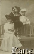 Wrzesień 1907, brak miejsca.
Alina (z prawej) i Zofia (Zulka) Laskowicz z matką.
Fot. NN, zbiory Ośrodka KARTA, przekazała Anna Kruczkowska