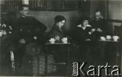 1914-1918, brak miejsca.
Władysław Raczkiewicz (z lewej) z siostrą Jadwigą oraz znajomymi.
Fot. NN, zbiory Ośrodka KARTA, przekazała Anna Kruczkowska