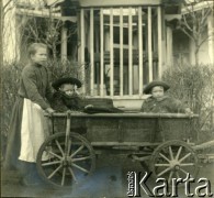 1914, Wierzbiny-Zofiówka, Polska pod zaborami.
Niania oraz rodzeństwo: Janina i Czesław Turzańscy.
Fot. NN, zbiory Ośrodka KARTA, udostępnił Tomasz Kamiński