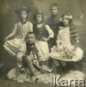 1920, Lwów (?), Polska.
Grupa dzieci, z prawej siedzi Janina Turzańska, na dole jej brat Czesław.
Fot. NN, zbiory Ośrodka KARTA, udostępnił Tomasz Kamiński
