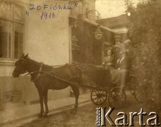 1913, Wierzbiny-Zofiówka, Polska pod zaborami.
W powozie Zofia i Eustachy Turzańscy (z lewej) wraz z córką Janiną oraz p. Sięciccy.
Fot. NN, zbiory Ośrodka KARTA, udostępnił Tomasz Kamiński