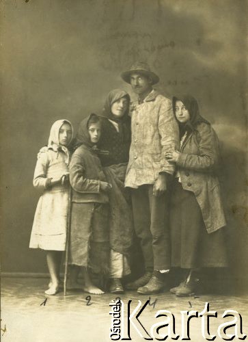 1920, Lwów, Polska.
Rodzina Turzańskich po przybyciu do Lwowa. Od lewej: Czesław, Janina, Zofia i Eustachy oraz bona. Podpis oryginalny: 