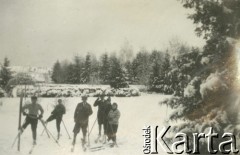 1928, Polska.
Grupa osób na nartach.
Fot. NN, zbiory Ośrodka KARTA, udostępnił Tomasz Kamiński