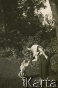 1935, Wołeniów, Polska.
U pp. Bilińskich - Janina Turzańska z psem.
Fot. NN, zbiory Ośrodka KARTA, udostępnił Tomasz Kamiński