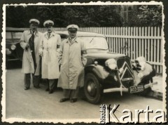 1938, Warszawa, Polska
Rajd samochodowy. Członkowie Automobilklubu Polski przy samochodzie marki Citroën, 1. z lewej Eugeniusz Kamiński.
Fot. NN, zbiory Ośrodka KARTA, udostępnił Tomasz Kamiński