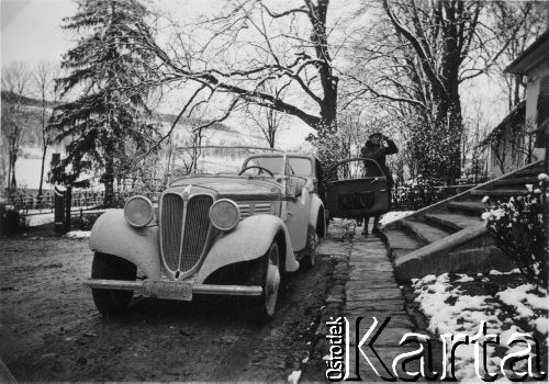 1938, Kurzany, pow. Brzeżany, woj. tarnopolskie, Polska.
Na pierwszym palnie samochód osobowy, w głębi mężczyzna robiący zdjęcie.
Fot. NN, zbiory Ośrodka KARTA, udostępnił Tomasz Kamiński
