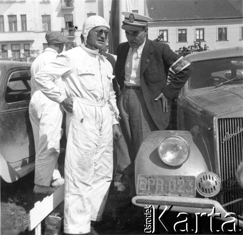 25.06-1.07.1938, Warszawa, Polska.
XI Międzynarodowy Rajd Automobilklubu Polski. Sekretarz Automobilklubu Polski Zabłocki ze startującym w rajdzie inż. Leopoldem Polturakiem.
Fot. Eugeniusz Kamiński, zbiory Ośrodka KARTA, udostępnił Tomasz Kamiński

