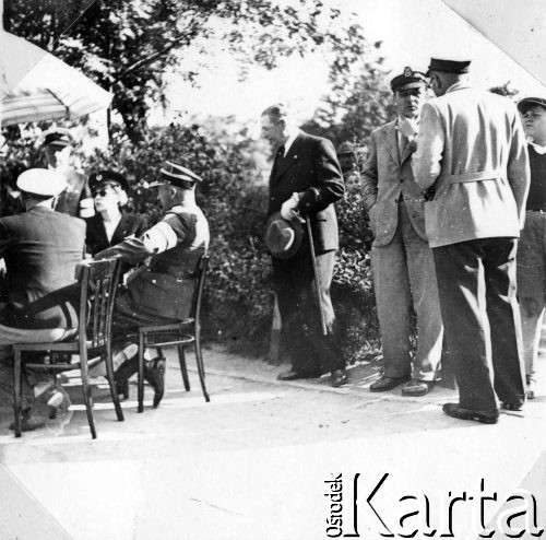 11.06.1939, Lwów, Polska.
XII Międzynarodowy Rajd Samochodowy Automobilklubu Polski odbywający się w dniach 10-18 czerwca 1939 roku. Na zdjęciu m.in. członkowie Automobilklubu Polski.
Fot. NN, zbiory Ośrodka KARTA, udostępnił Tomasz Kamiński