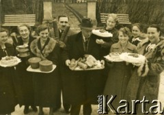1938-1939, Kurzany, woj. tarnopolskie, Polska.
Wielkanoc. Na zdjęciu m.in. Zofia Turzańska (2. z lewej), jej córka Janina Kamińska z domu Turzańska (3. z lewej), mąż Janiny Eugeniusz Kamiński (4. z lewej) oraz Irena Turzańska.
Fot. NN, zbiory Ośrodka KARTA, udostępnił Tomasz Kamiński

