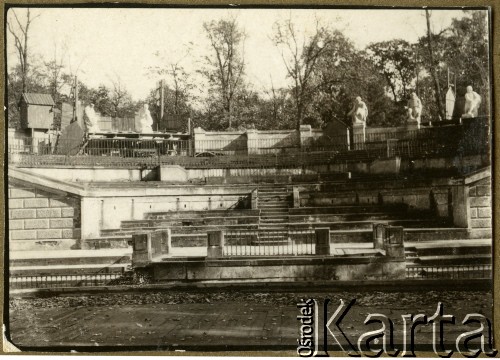 Lata 20., Warszawa, Polska.
Łazienki Królewskie - Teatr na Wodzie.
Fot. z albumu porucznika Jana Obłoczyńskiego z Batalionu Chemicznego WP, zbiory Ośrodka KARTA, przekazała Jolanta Woszczynin