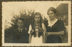 Maj 1947, Gronowo, Polska.
Rodzina Walkowskich - (od lewej) Mieczysław, Maria i Irena.
Fot. NN, udostępniła Jolanta Wolszczynin.