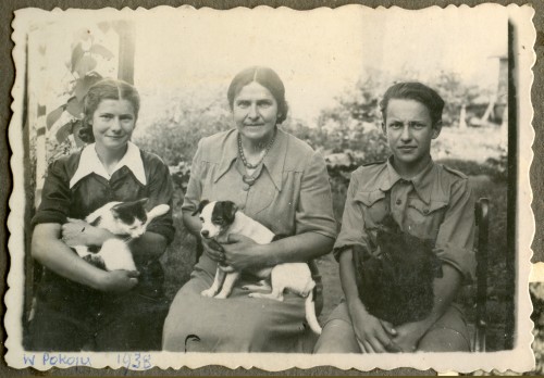 Maj 1948, Gronowo, Polska.
Rodzina Walkowskich - (od prawej) Mieczysław, Irena i Maria.
Fot. NN, udostępniła Jolanta Woszczynin.