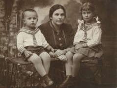 1938, Nowogródek, Polska.
Rodzina Walkowskich - (od lewej) Mieczysław, Irena i Maria.
Fot. NN, udostępniła Jolanta Woszczynin.