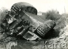 1944, Włochy.
Kampania włoska. Zniszczenia wojenne. Wywrócony czołg na polu walki.
Fot. NN, zbiory Ośrodka KARTA, udostępniła Magdalena Braun
