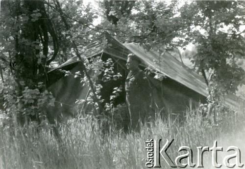 1944-1945, wzgórze Monte Cassino, Włochy.
Portret żołnierza na tle namiotu.Prawdopodobnie na fotografii Tadeusz Szumański.
Fot. NN, zbiory Ośrodka KARTA, udostępniła Magdalena Braun