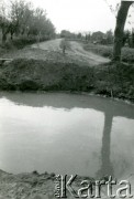1944, Włochy.
Kampania włoska. Na pierwszym planie widoczny lej po wybuchu miny wypełniony wodą.
Fot. NN, zbiory Ośrodka KARTA, udostępniła Magdalena Braun