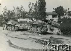 1944, Włochy.
Kampania włoska. Na poboczu drogi dwa zniszczone czołgi niemieckie Panzerkampfwagen VI Tiger, SdKfz 181.
Fot. NN, zbiory Ośrodka KARTA, udostępniła Magdalena Braun