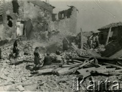 1944, okolice Monte Cassino, Włochy.
Zrujnowane miasteczko włoskie. Na zgliszczach domów ocalone kobiety usuwające gruz. Wydobywają spod sterty gruzów nadające się do użytku przedmioty.
Fot. NN, zbiory Ośrodka KARTA, udostępniła Magdalena Braun