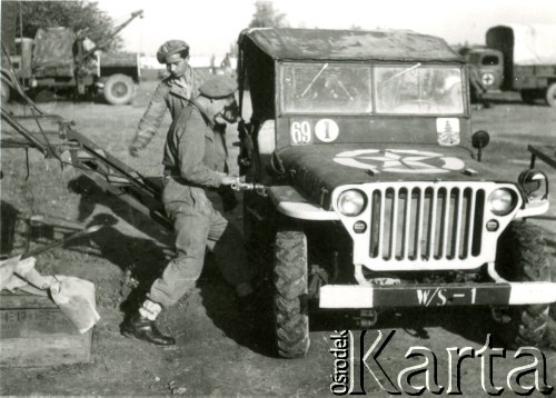 1944, Włochy.
Tankowanie jeepa 69 Pułku Pancernego w trakcie trwania kampanii włoskiej. 
Fot. NN, zbiory Ośrodka KARTA, udostępniła Magdalena Braun