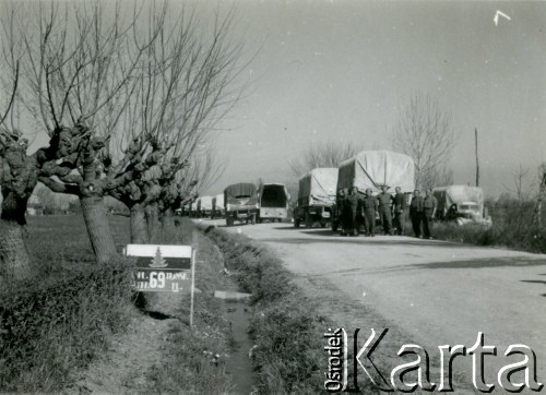 1944, Włochy.
Widoczny konwój ciężarówek 69 Pułku Piechoty  w trakcie kampanii włoskiej.
Fot. NN, zbiory Ośrodka KARTA, udostępniła Magdalena Braun