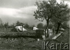 1944, wzgórze Monte Cassino, Włochy.
Obóz wojskowy, na pierwszym planie skrzynie z amunicją.
Fot. NN, zbiory Ośrodka KARTA, udostępniła Magdalena Braun