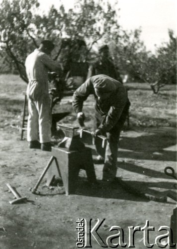 1944, Włochy.
Kampania włoska. Naprawa sprzętu wojskowego w bazie.
Fot. NN, zbiory Ośrodka KARTA, udostępniła Magdalena Braun