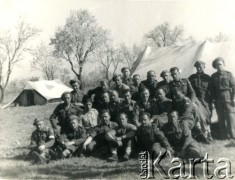 1944, wzgórze Monte Cassino, Włochy.
Portret zbiorowy żołnierzy 3DSK na tle namiotów obozu wojskowego.
Fot. NN, zbiory Ośrodka KARTA, udostępniła Magdalena Braun