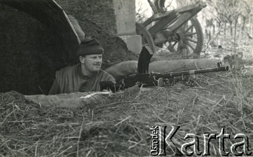 1944, Włochy.
Żołnierz na stanowisku z karabinem maszynowym typu Bren.
Fot. NN, zbiory Ośrodka KARTA, udostępniła Magdalena Braun